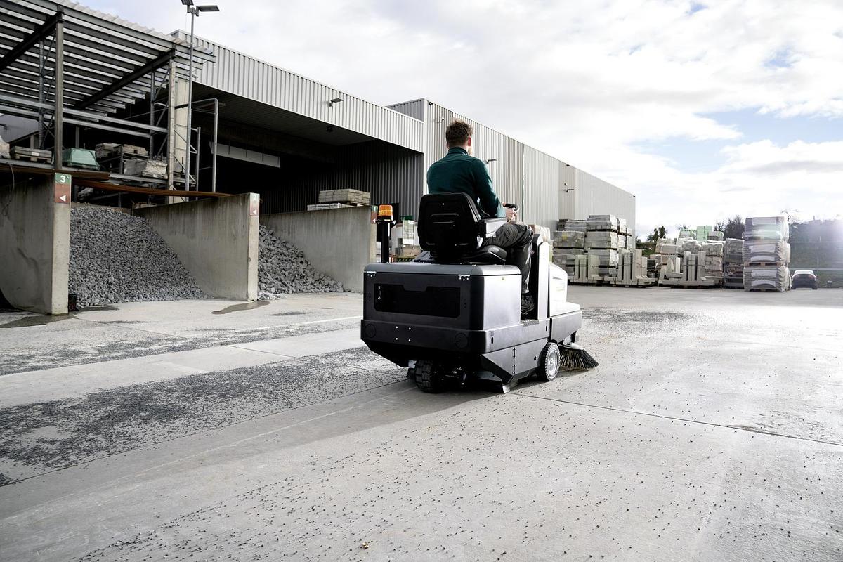 Vacuum sweeper KM 105/180 R Bp Pack Li+FC