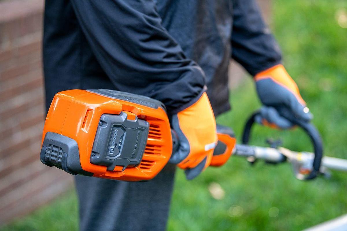 Husqvarna 330iKP Combi Switch + Pole Saw (battery and charger included)