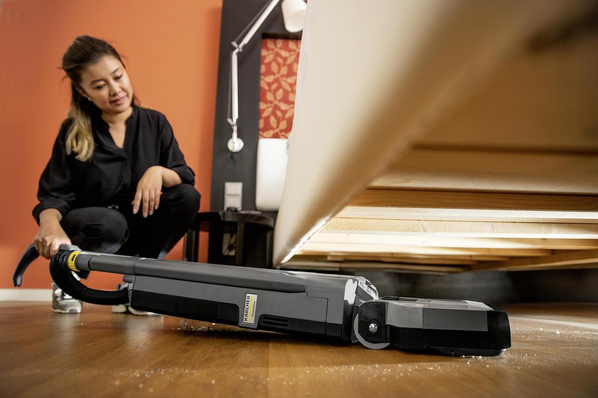 Battery powered upright brush type vacuum cleaner CV 30/2 Bp