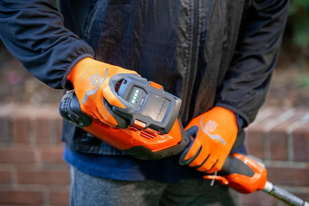 Husqvarna 330iKP Combi Switch + Pole Saw (battery and charger included)