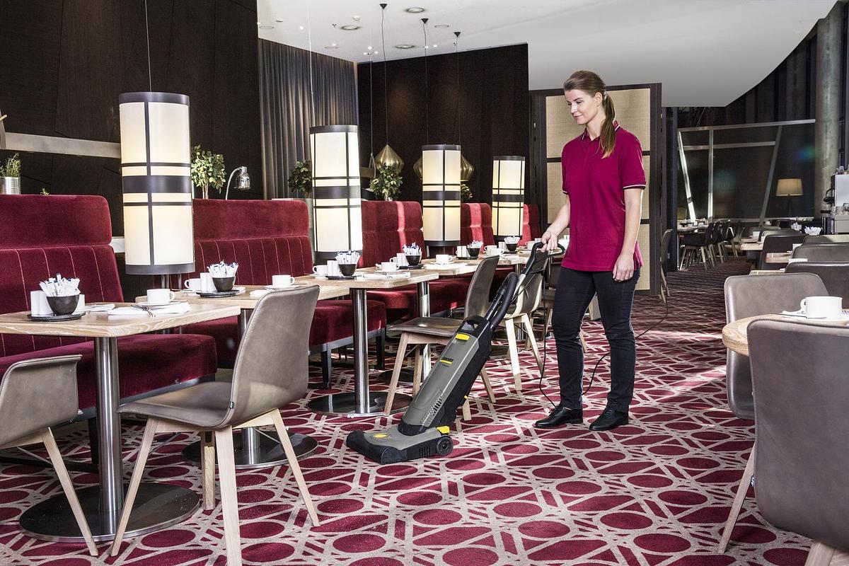 Upright brush-type vacuum cleaner CV 38/2