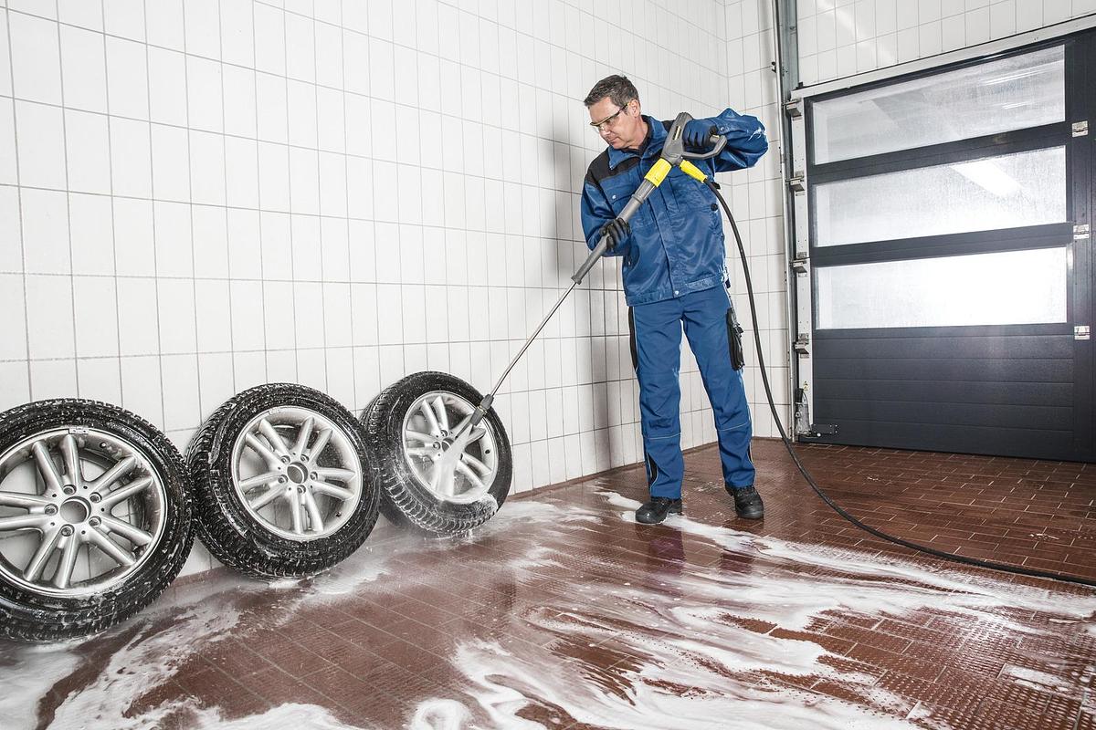 High-pressure cleaner HDS-E 8/16-4 M 24 kW