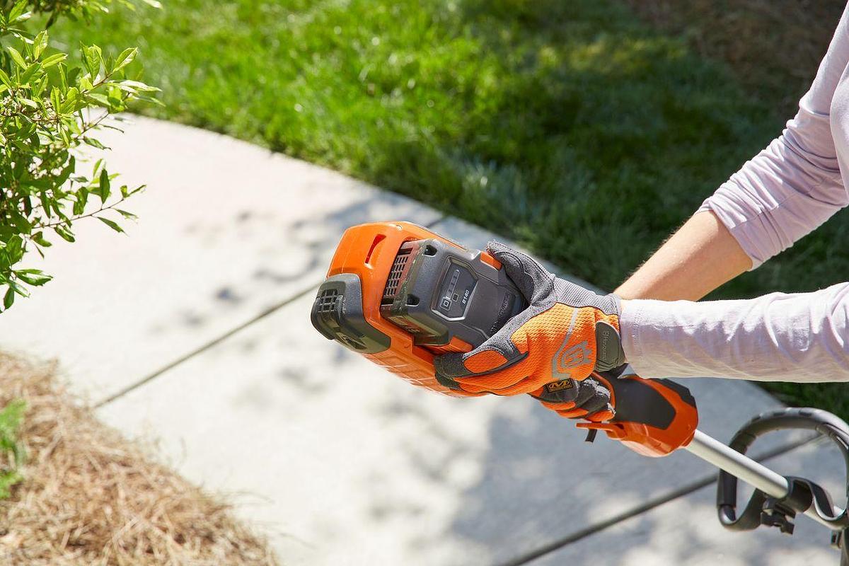 Husqvarna Weed Eater® 320iL (battery and charger included)