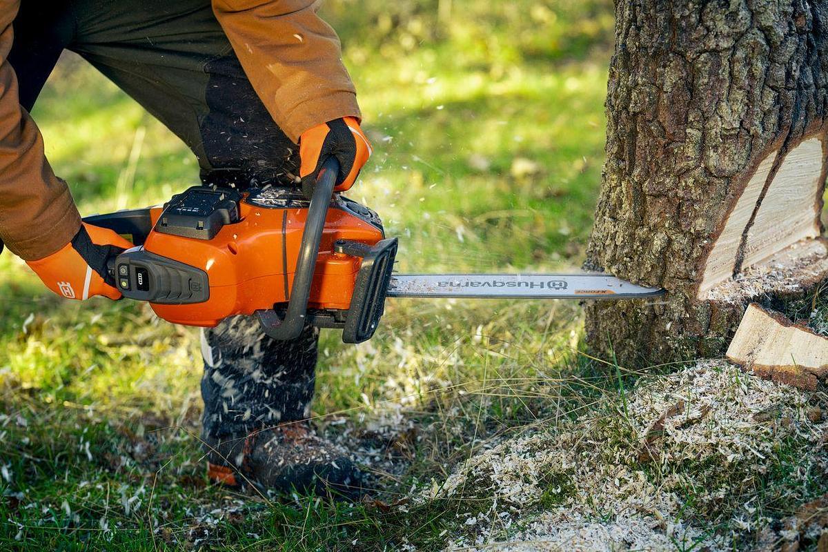 Husqvarna 440i PowerAxe with battery and charger