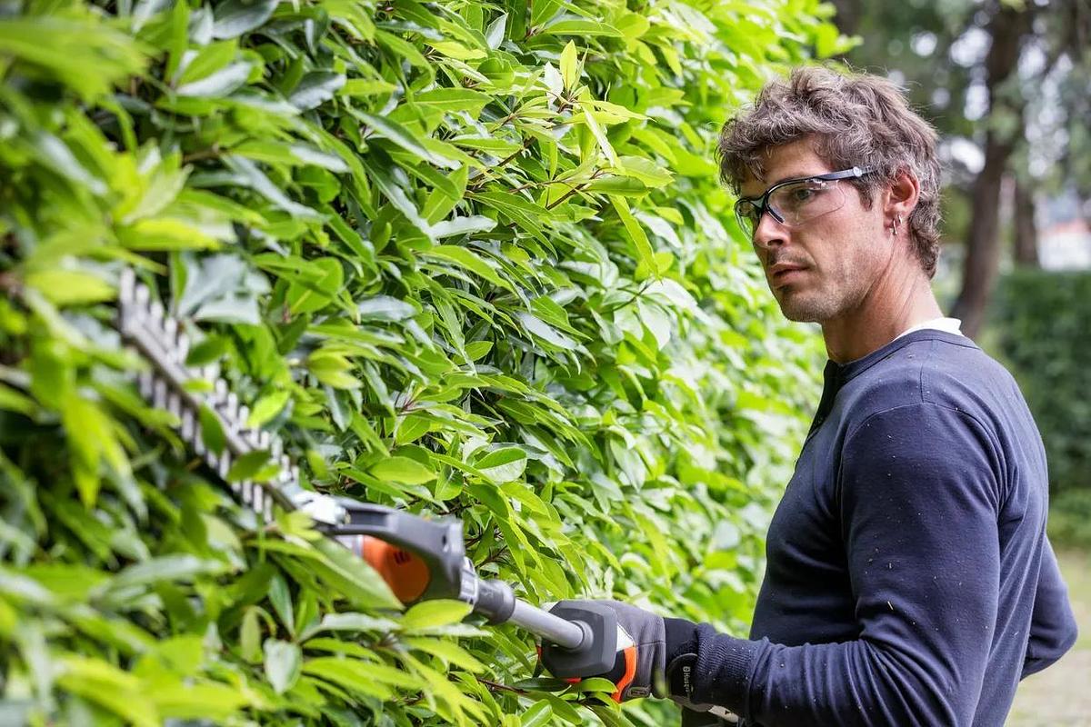 Husqvarna 320iHD60 Hedge Master (battery and charger included)