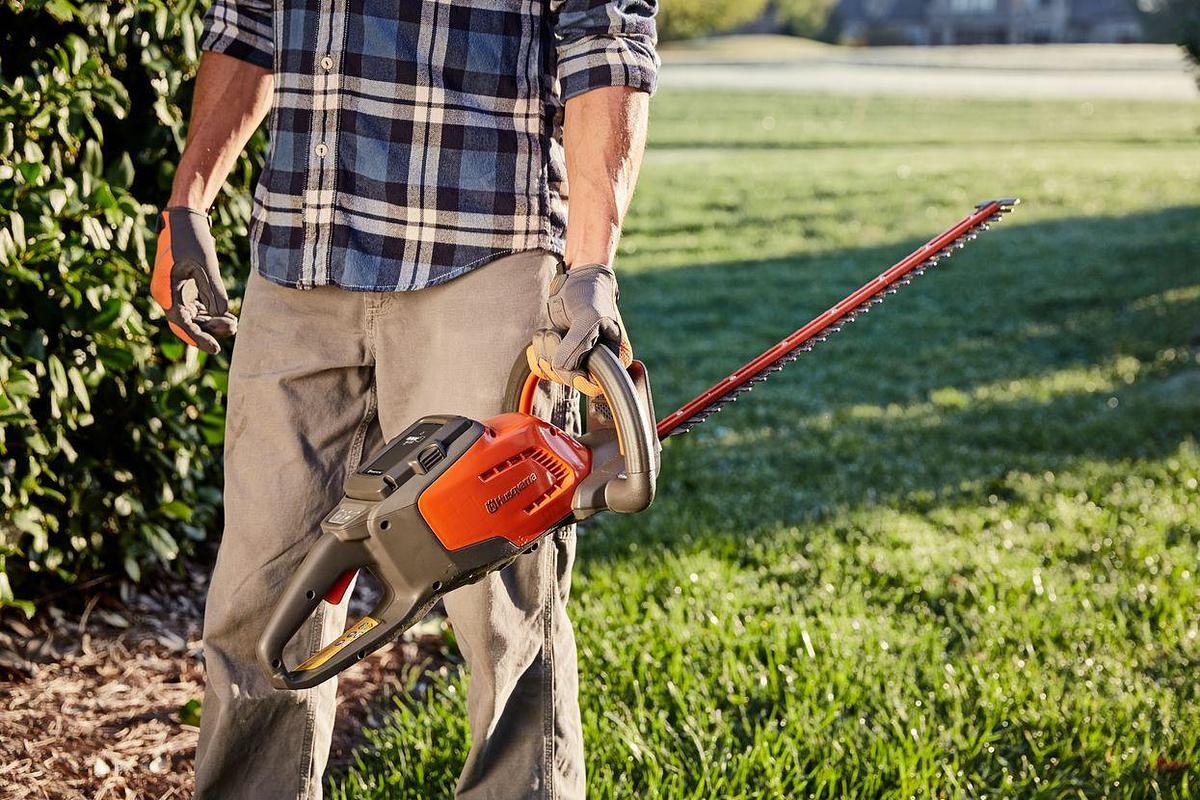Husqvarna 320iHD60 Hedge Master (battery and charger included)