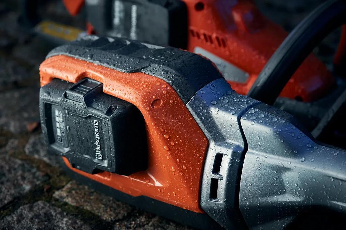 Husqvarna Weed Eater® 320iL (tool only)