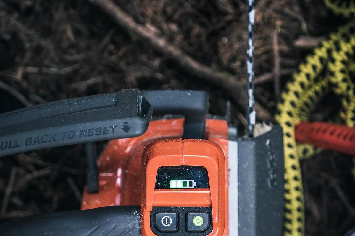 Husqvarna T540i XP® with 2 Batteries & 1 Charger