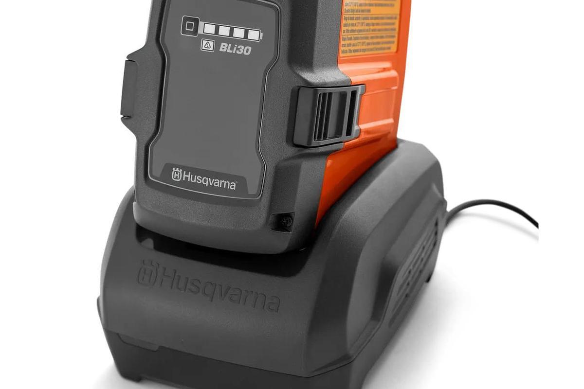 Husqvarna 350iB Leaf Blaster (battery and charger included)