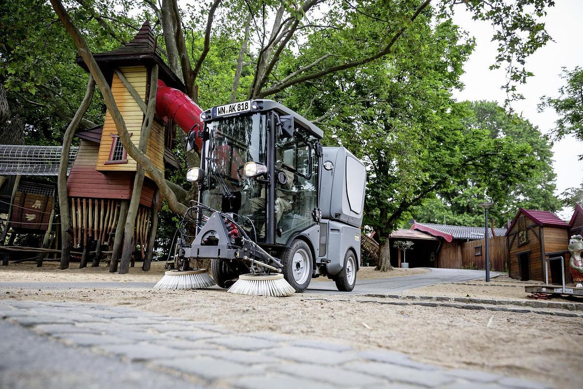 Vacuum sweeper MC 80