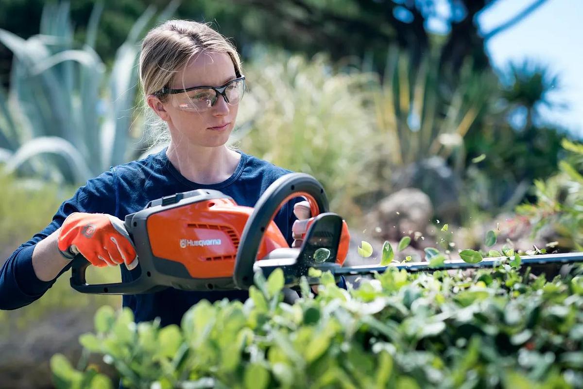 Husqvarna 320iHD60 Hedge Master (battery and charger included)