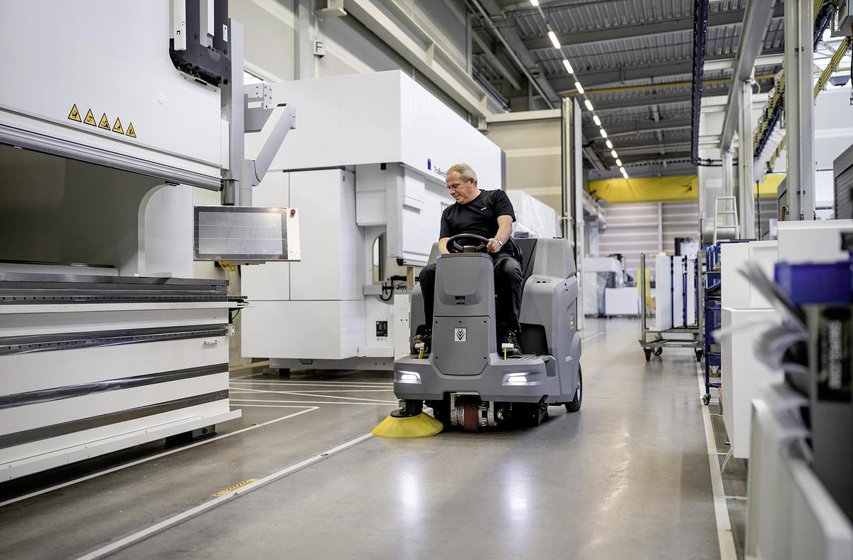 Vacuum sweeper KM 100/120 R Bp Pack Li+FC