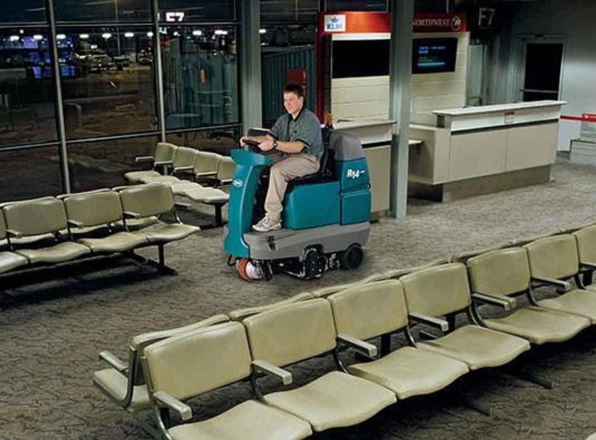 R14 Ride-On Carpet Extractor