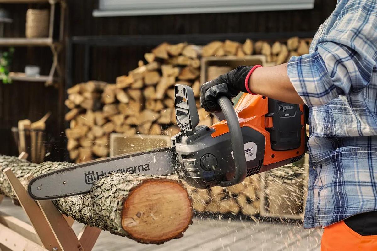 Husqvarna Weed Eater® 320iL (tool only)