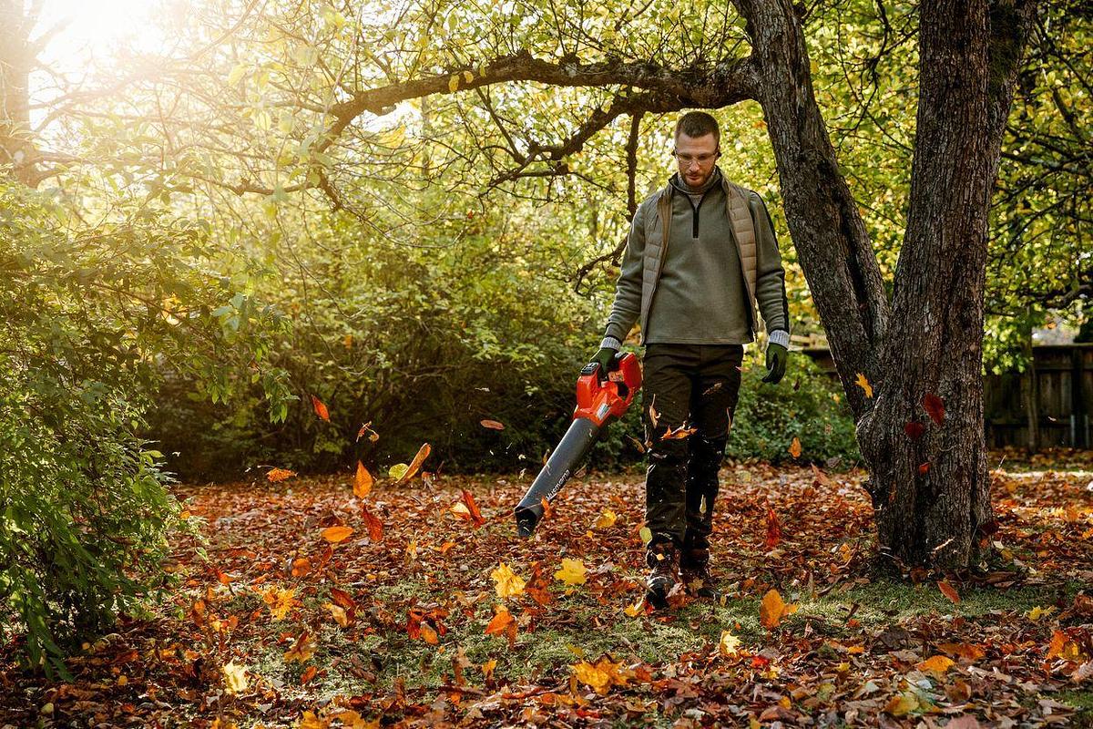 Husqvarna 350iB Leaf Blaster (battery and charger included)