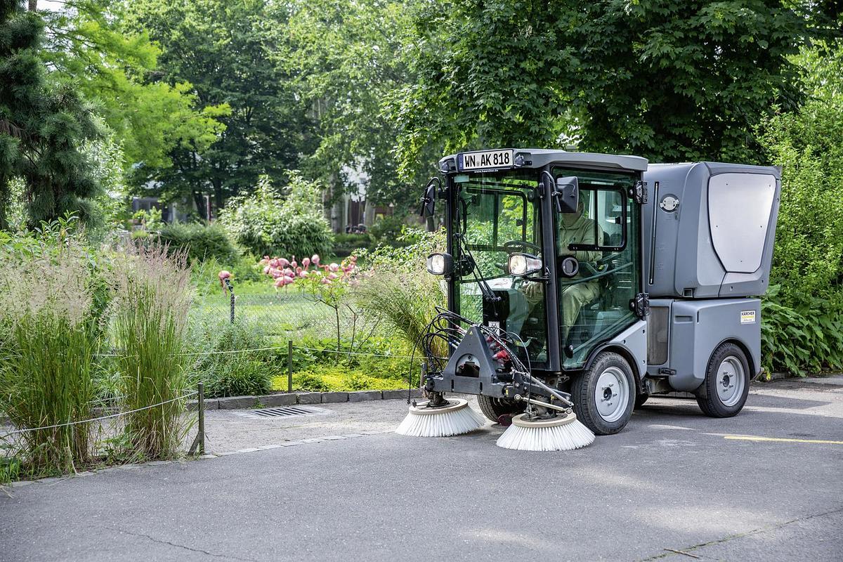 Vacuum sweeper MC 80