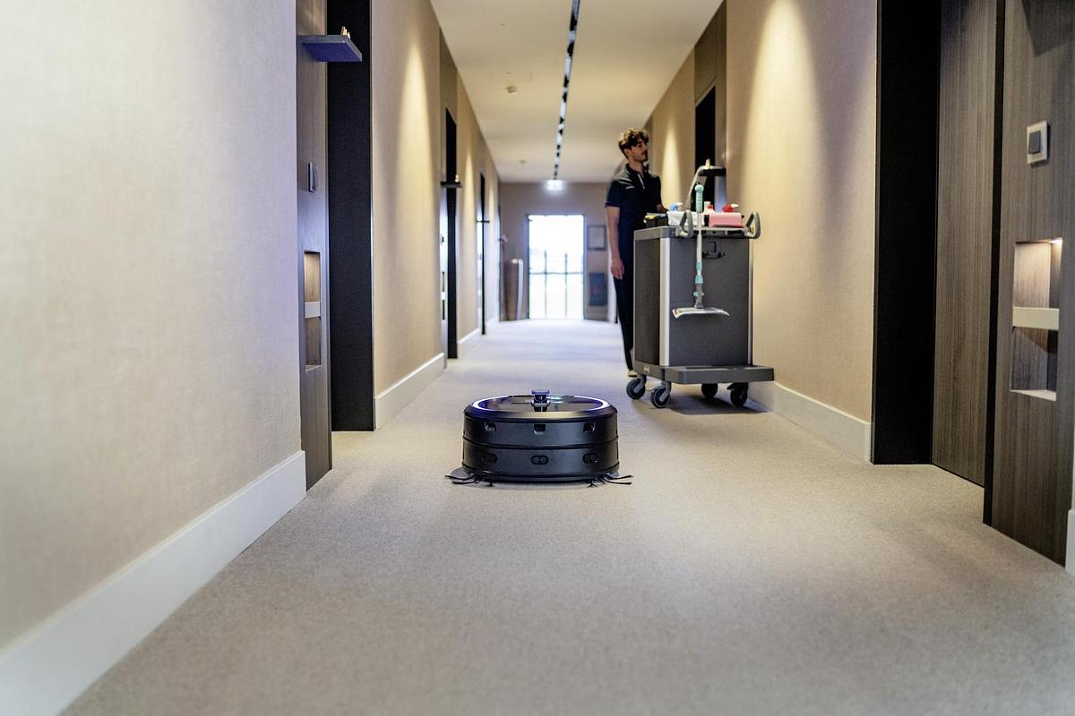 Autonomous vacuum cleaner KIRA CV 50