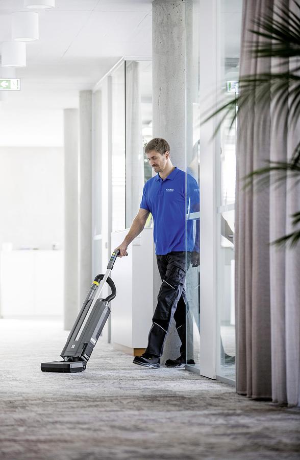 Battery powered upright brush type vacuum cleaner CV 30/2 Bp