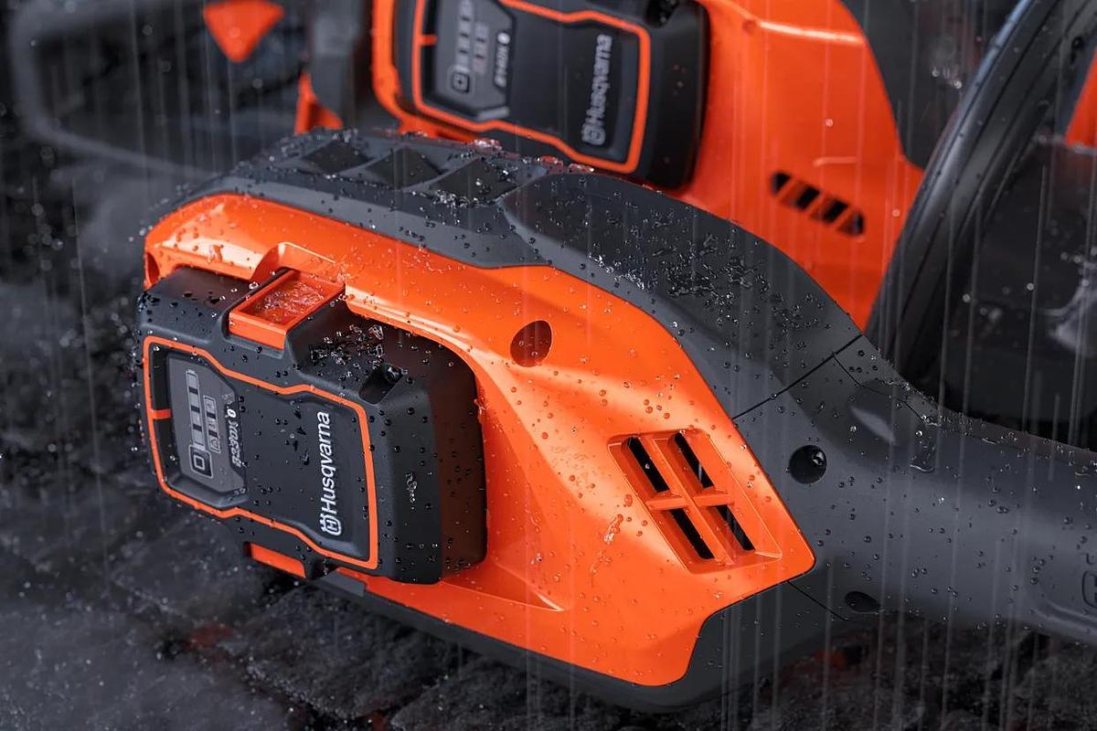 Husqvarna 570iBT (batteries and charger included)