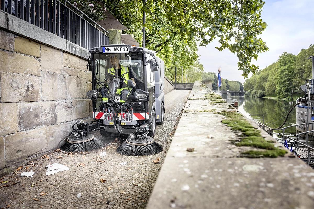 Vacuum sweeper MC 150