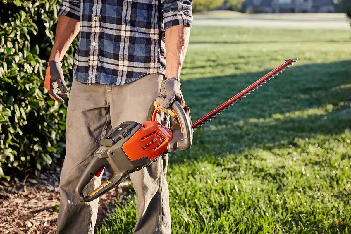 Husqvarna 320iHD60 Hedge Master (battery and charger included)