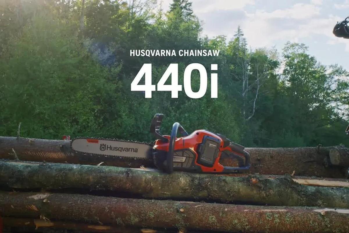 Husqvarna 440i PowerAxe with battery and charger