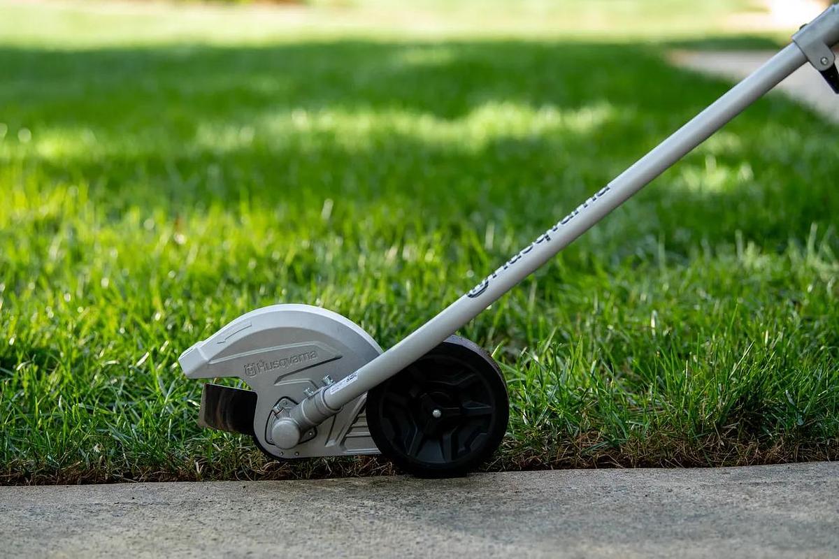 Husqvarna 330iKE Combi Switch + Edger (battery and charger included)