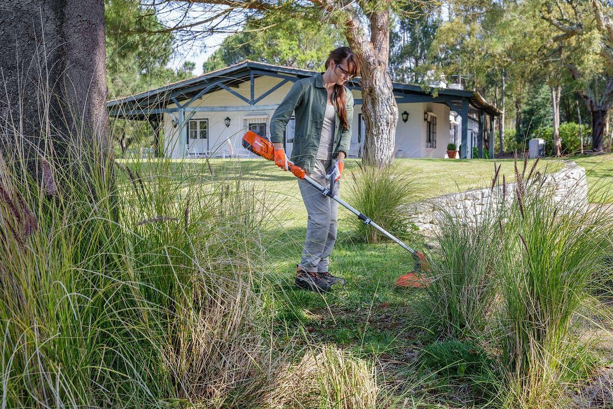 Husqvarna Weed Eater® 320iL (tool only)