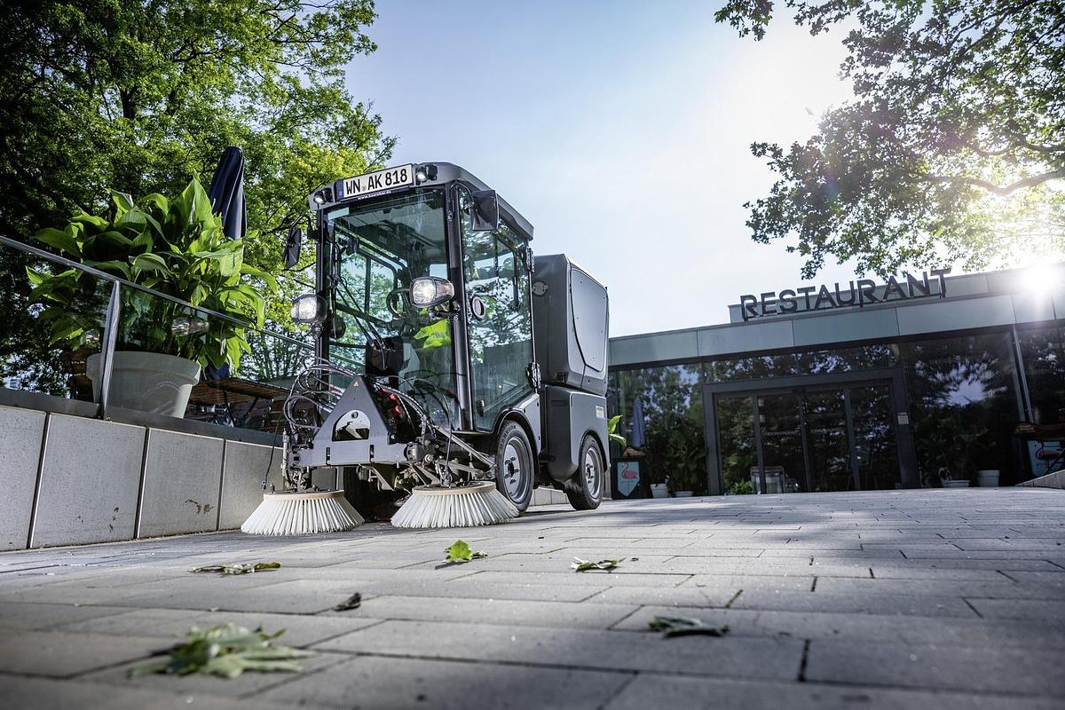 Vacuum sweeper MC 80