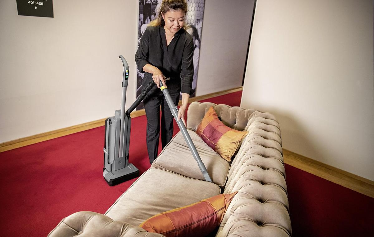 Battery powered upright brush type vacuum cleaner CV 30/2 Bp
