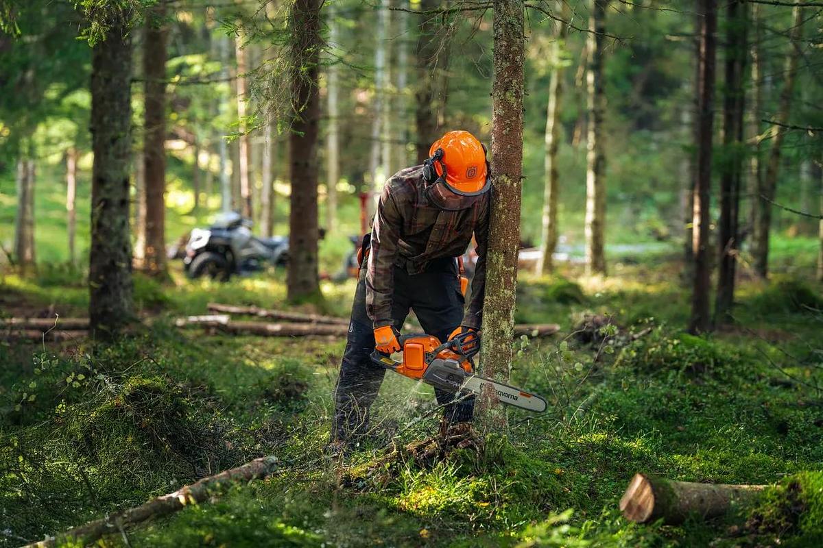 Husqvarna 440i PowerAxe with battery and charger