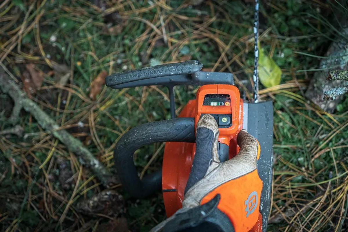 Husqvarna T542i XP® with 2 Batteries & 1 Charger