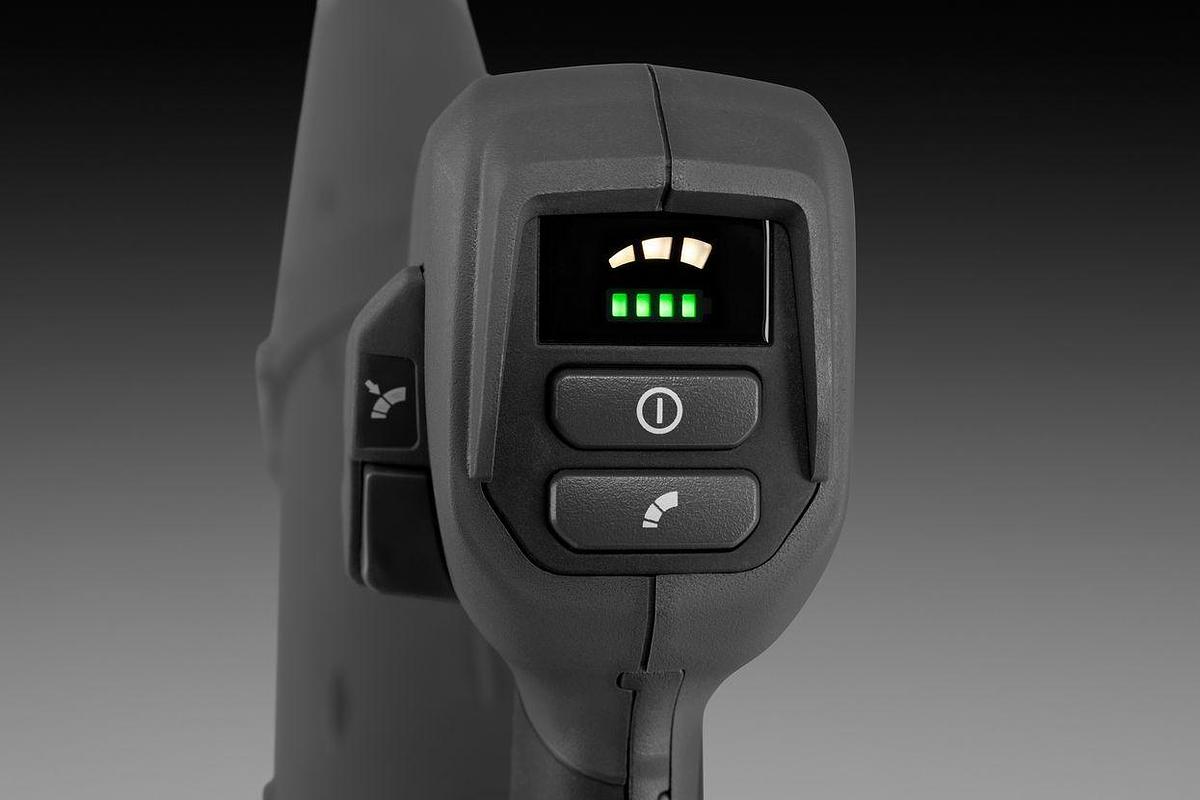 Husqvarna 570iBT (batteries and charger included)