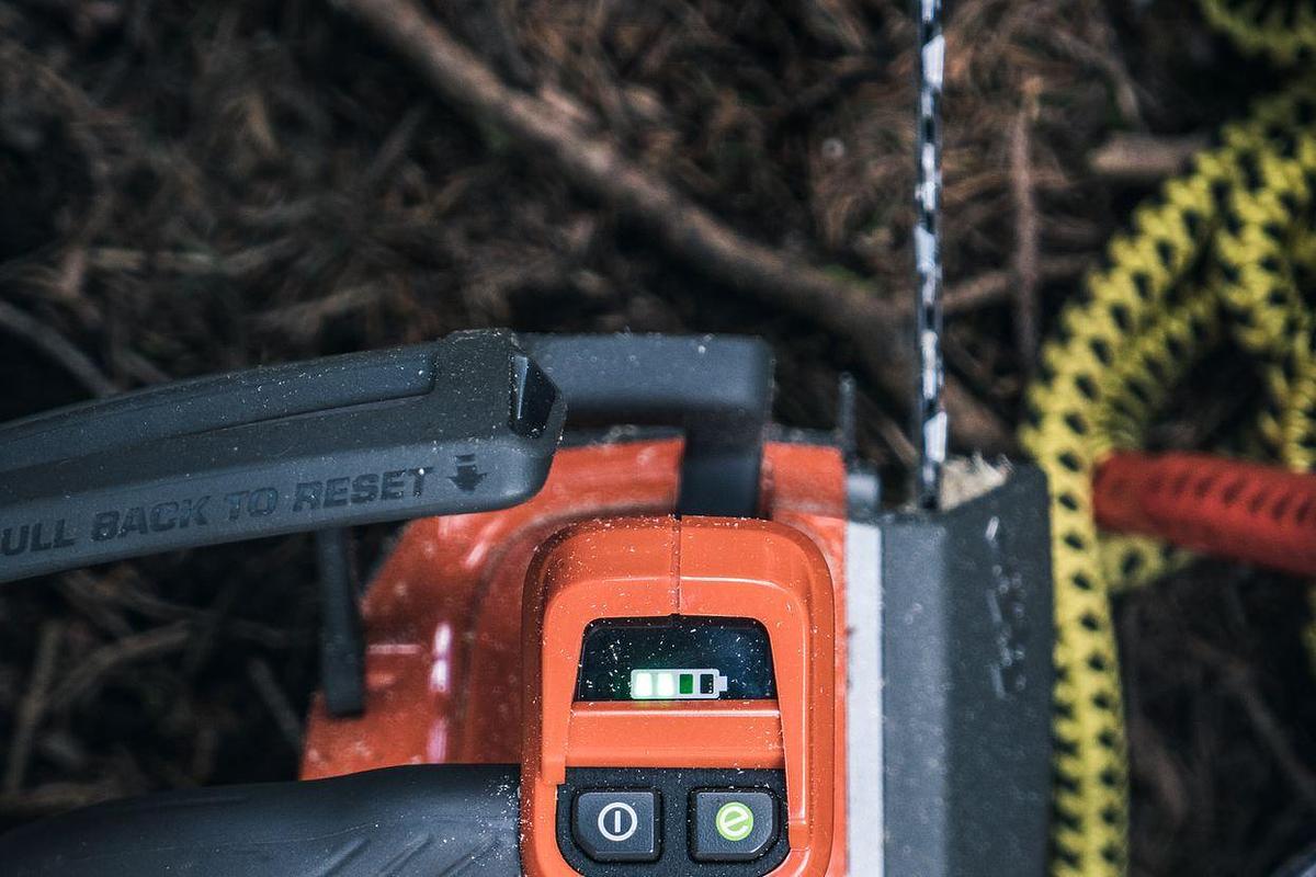 Husqvarna T540i XP® with 2 Batteries & 1 Charger