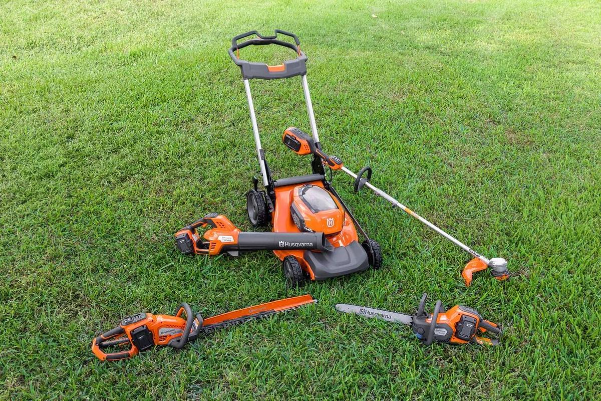 Husqvarna Weed Eater® 320iL (tool only)