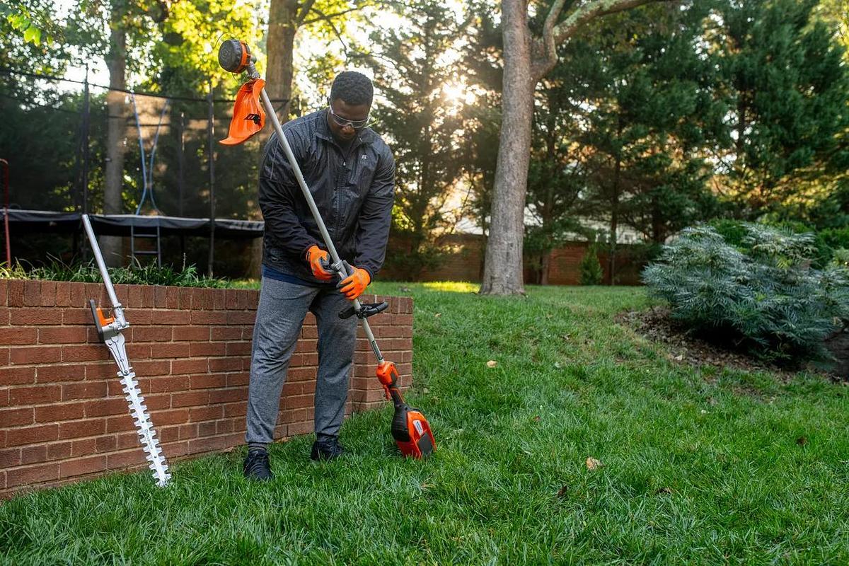 Husqvarna 330iKP Combi Switch + Pole Saw (battery and charger included)