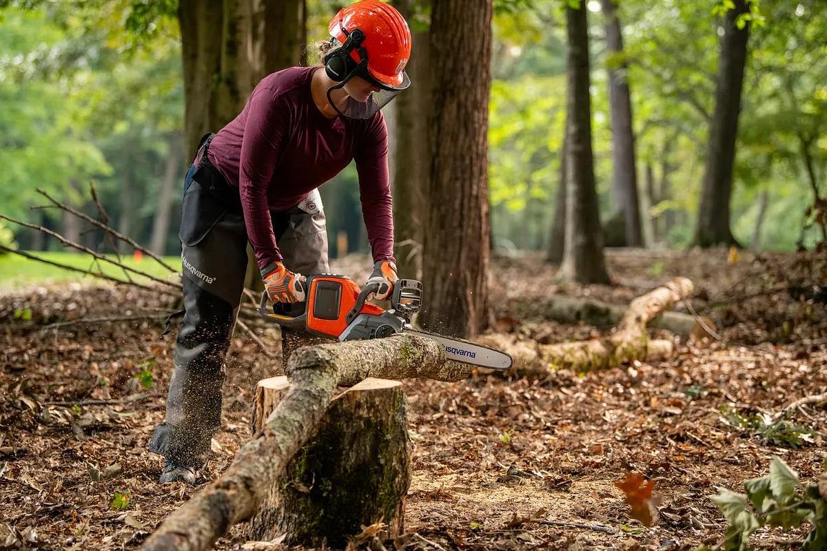 Husqvarna 225i Power Axe without battery and charger