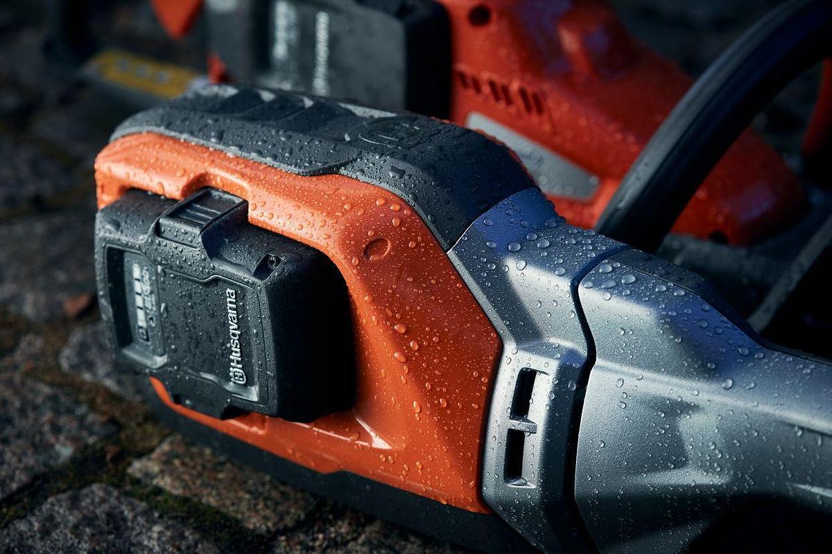 Husqvarna Weed Eater® 320iL (tool only)