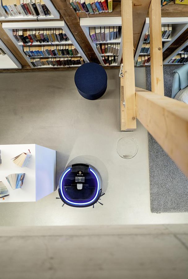 Autonomous vacuum cleaner KIRA CV 50