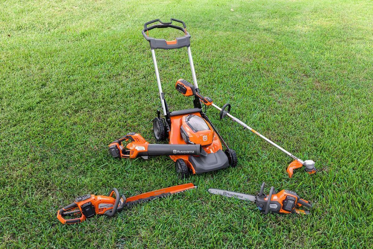 Husqvarna Weed Eater® 320iL (tool only)