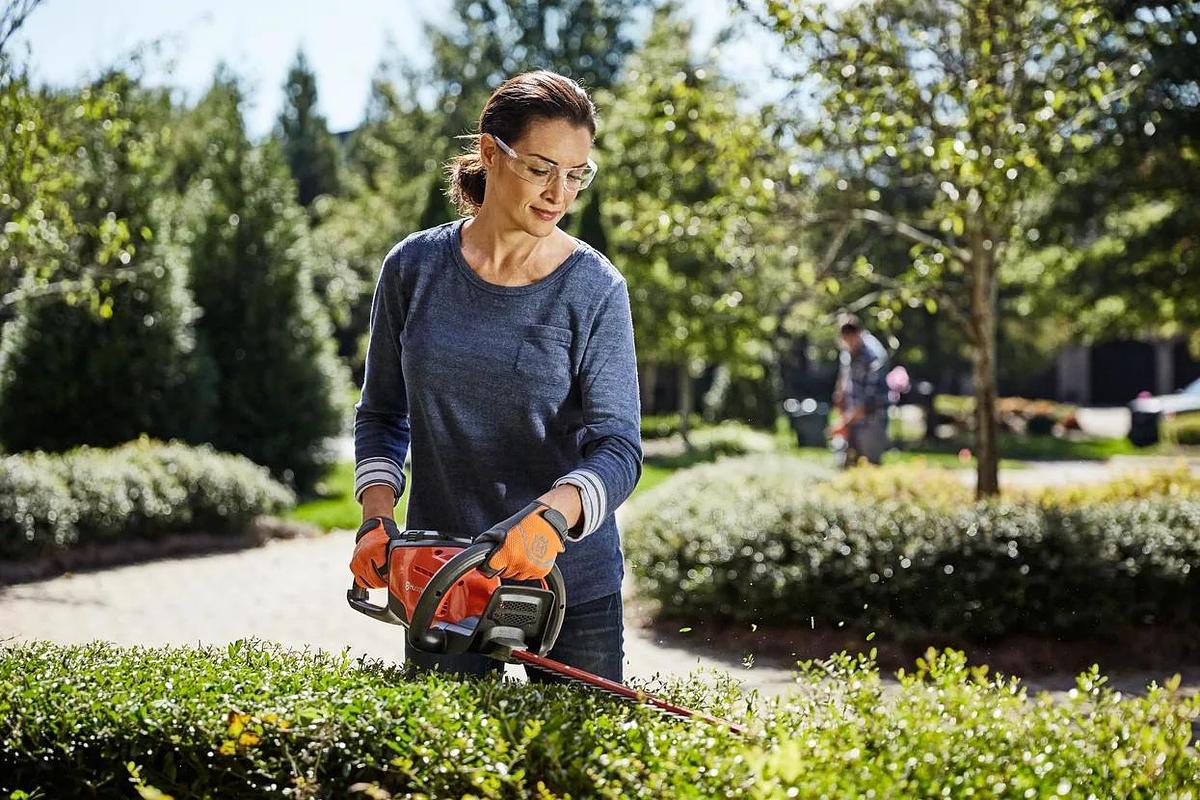 Husqvarna 320iHD60 Hedge Master (battery and charger included)