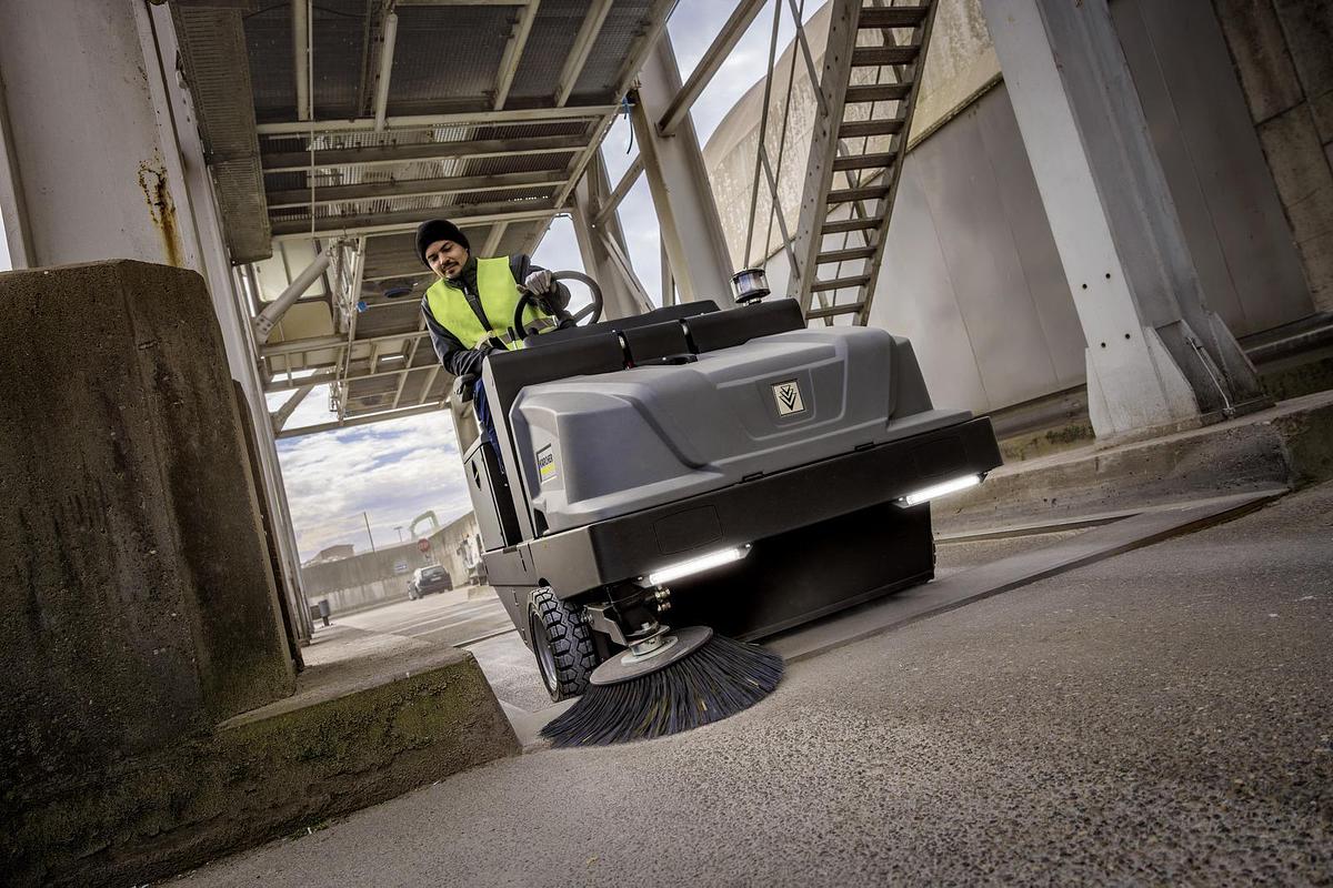 Vacuum sweeper KM 130/300 R I LPG