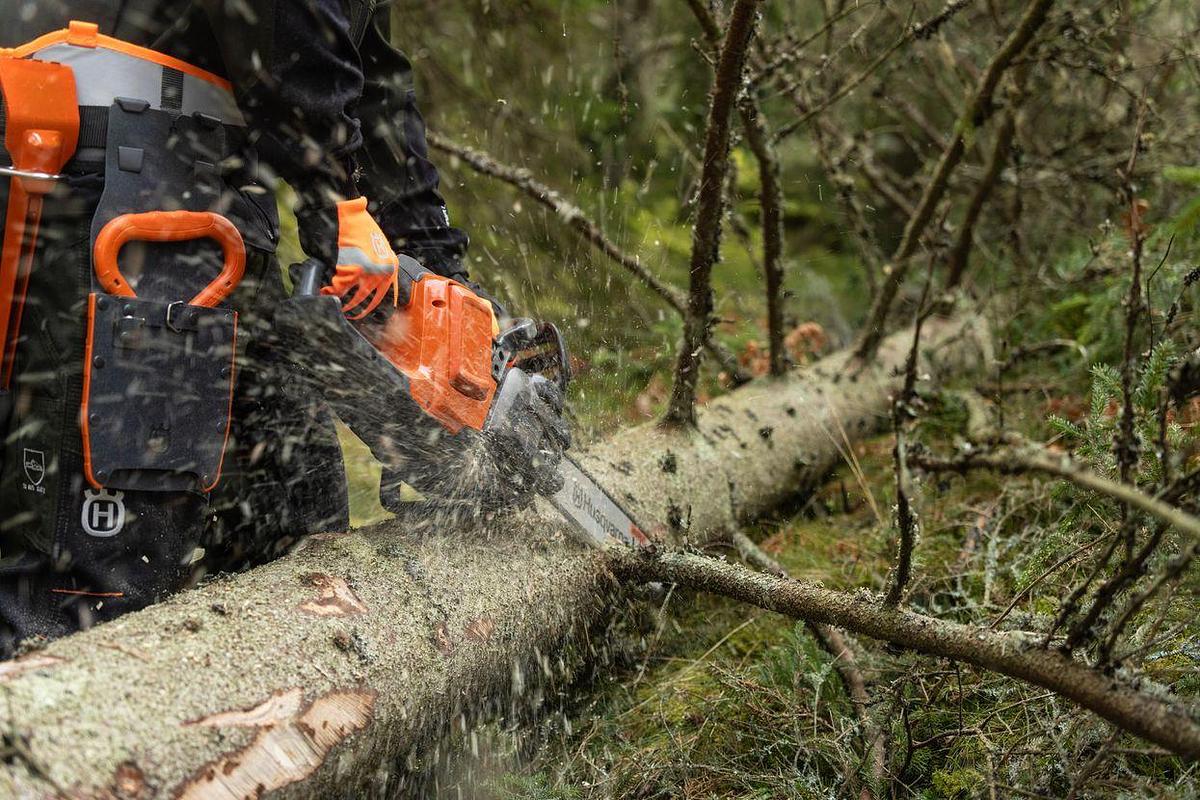 Husqvarna 440i PowerAxe with battery and charger