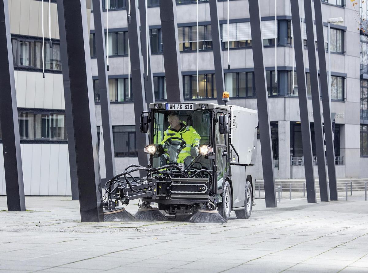 Vacuum sweeper MC 250 STAGE V