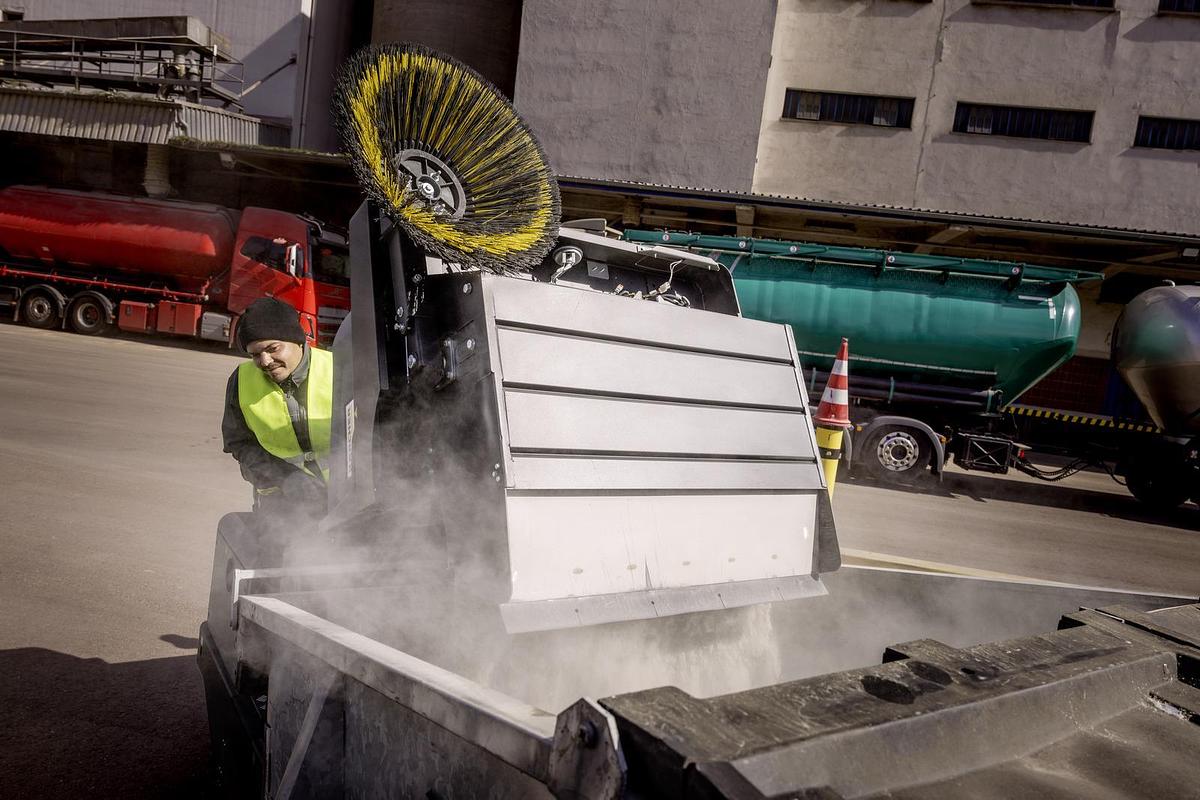 Vacuum sweeper KM 130/300 R I LPG
