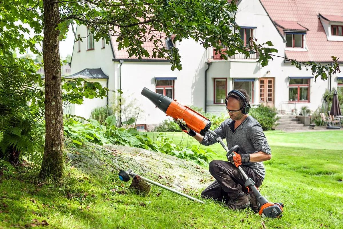 Husqvarna 330iKP Combi Switch + Pole Saw (battery and charger included)