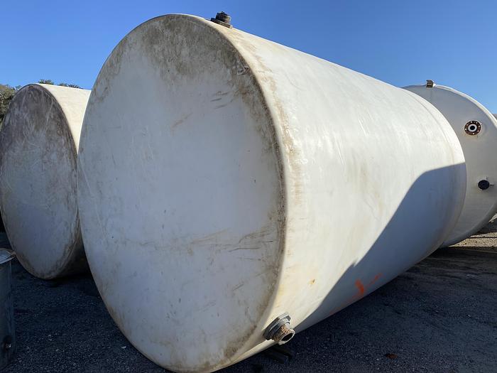 Used Used R3 7800 gallon vertical poly tank
