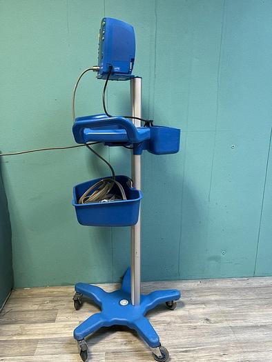 Used GE Carescape V100 DINAMAP Patientenmonitor auf Trolley mit Blutdruckmanschette