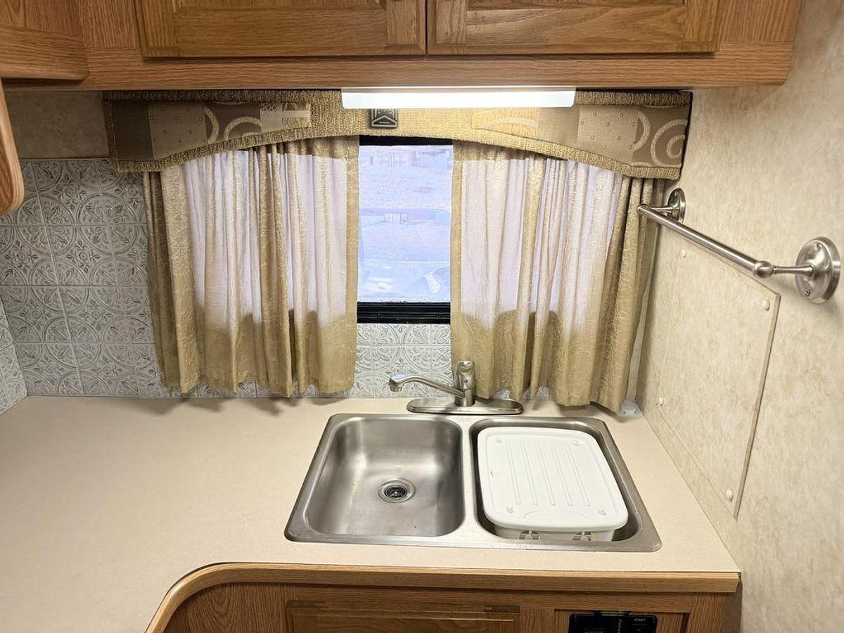 Used 2005 Ford Chateau