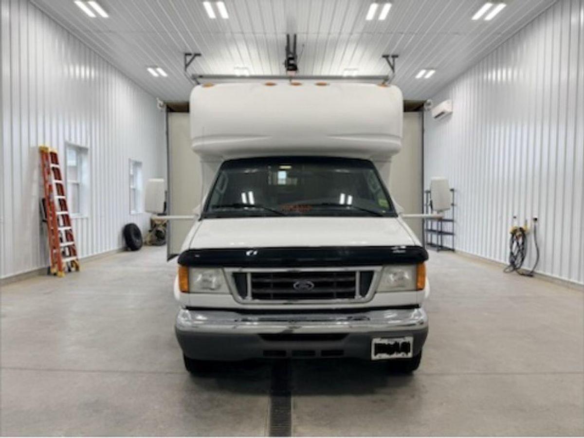 Used 2005 Ford Chateau